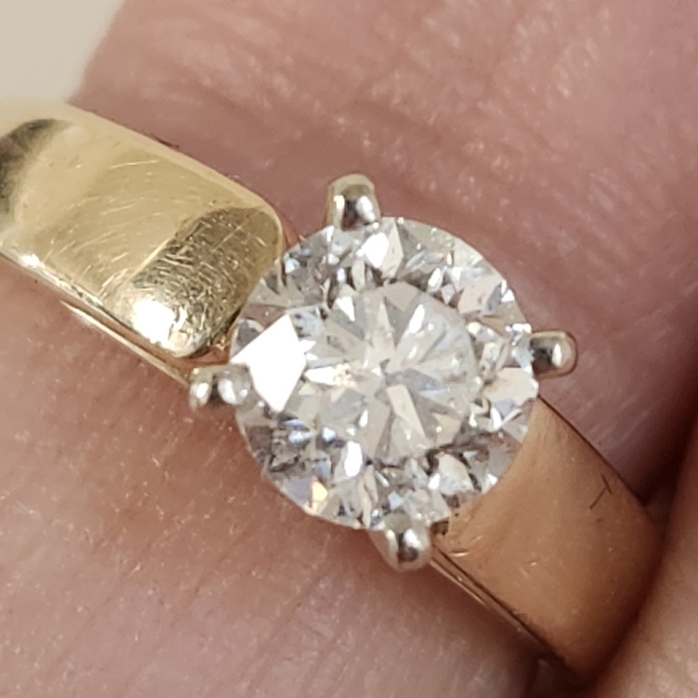 Elegant Gold Diamond Ring - Picture 3 of 9
